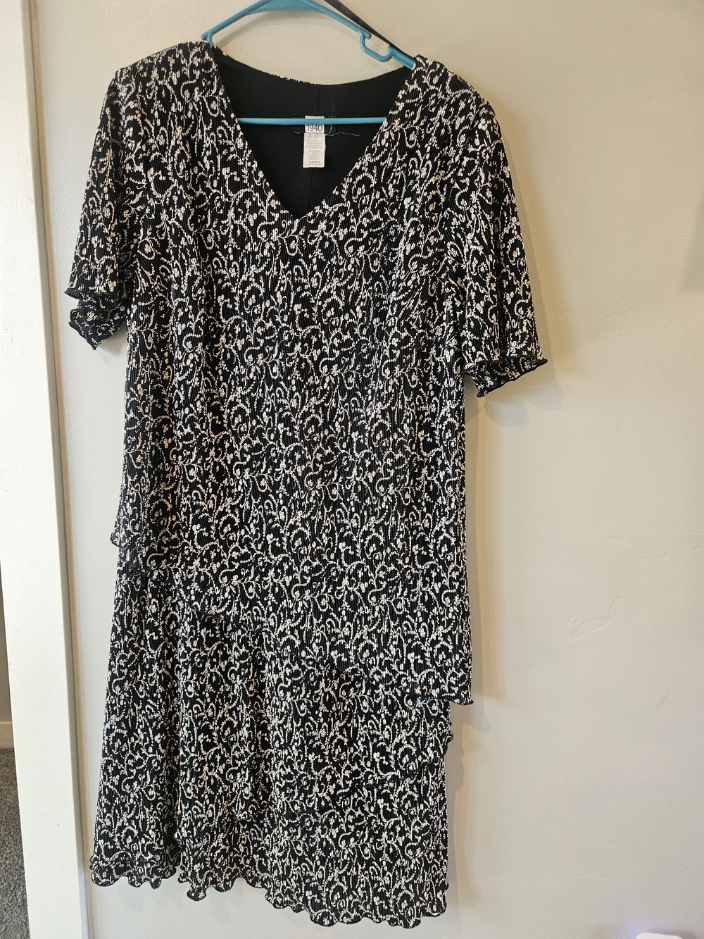 Vintge Black & White V-Neck Short Sleeve Dress